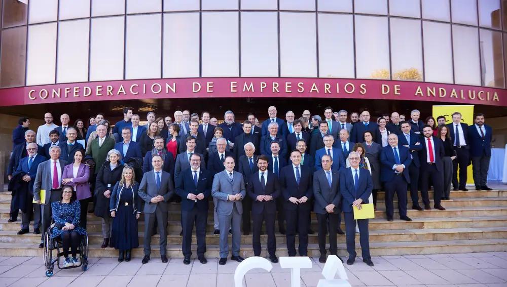 Foto de familia tras la presentación del informe 'Contribución de CTA al ecosistema del I+D+i andaluz y su impacto sobre la economía regional' en la Confederación de Empresarios de Andalucía