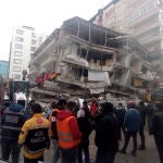 Personal de emergencia busca víctimas en el lugar donde se derrumbó un edificio tras un fuerte terremoto en Diyarbakir, al sureste de Turquía