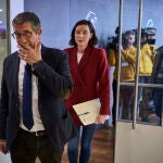El portavoz del grupo socialista, Patxi López, y la secretaria de Igualdad del PSOE, Andrea Fernández, tras comparecer en rueda de prensa en el Congreso