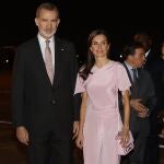 Los reyes Felipe y Letizia, recibidos por el ministro de Exteriores angoleño, Téte António (d), a su llegada este lunes a Luanda con motivo de su visita de Estado a Angola, la primera de alto nivel que hacen juntos al África Subsahariana desde que comenzó su reinado en junio de 2014