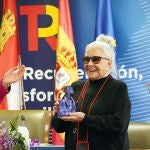 La delegada del Gobierno en Castilla y León, Virginia Barcones, entrega la Menina de Honor 2022 a la actriz vallisoletana Lola Herrera.