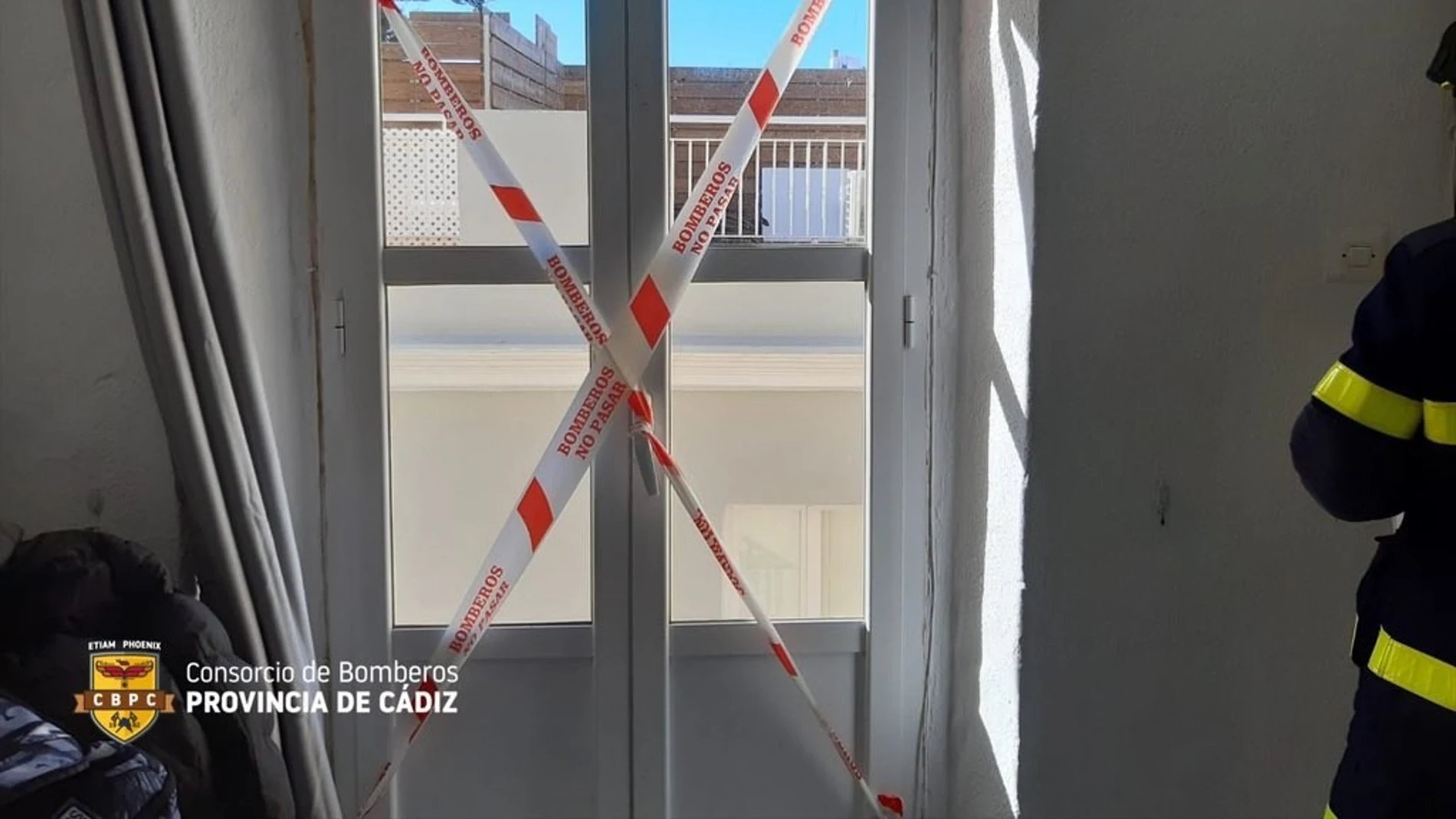 Balcón precintado por los bomberos en una vivienda de Cádiz. CONSORCIO DE BOMBEROS DE CÁDIZ