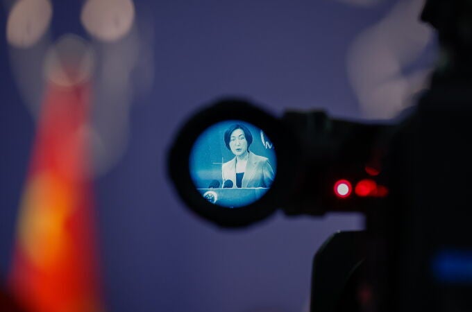 La portavoz del Ministerio de Asuntos Exteriores de China, Mao Ning, es vista a través del visor de una cámara de vídeo durante una rueda de prensa hoy en Pekín
