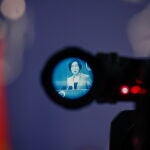 La portavoz del Ministerio de Asuntos Exteriores de China, Mao Ning, es vista a través del visor de una cámara de vídeo durante una rueda de prensa hoy en Pekín