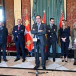 El secretario general de Instituciones Penitenciarias, Ángel Luis Ortiz, el alcalde de Burgos, Daniel de la Rosa, y la directora de la prisión provincial de Burgos, Elena Ramos, comparecen en rueda de prensa para informar sobre el Curso de Formación de Guías Caninos organizado junto al Centro Penitenciario de Burgos