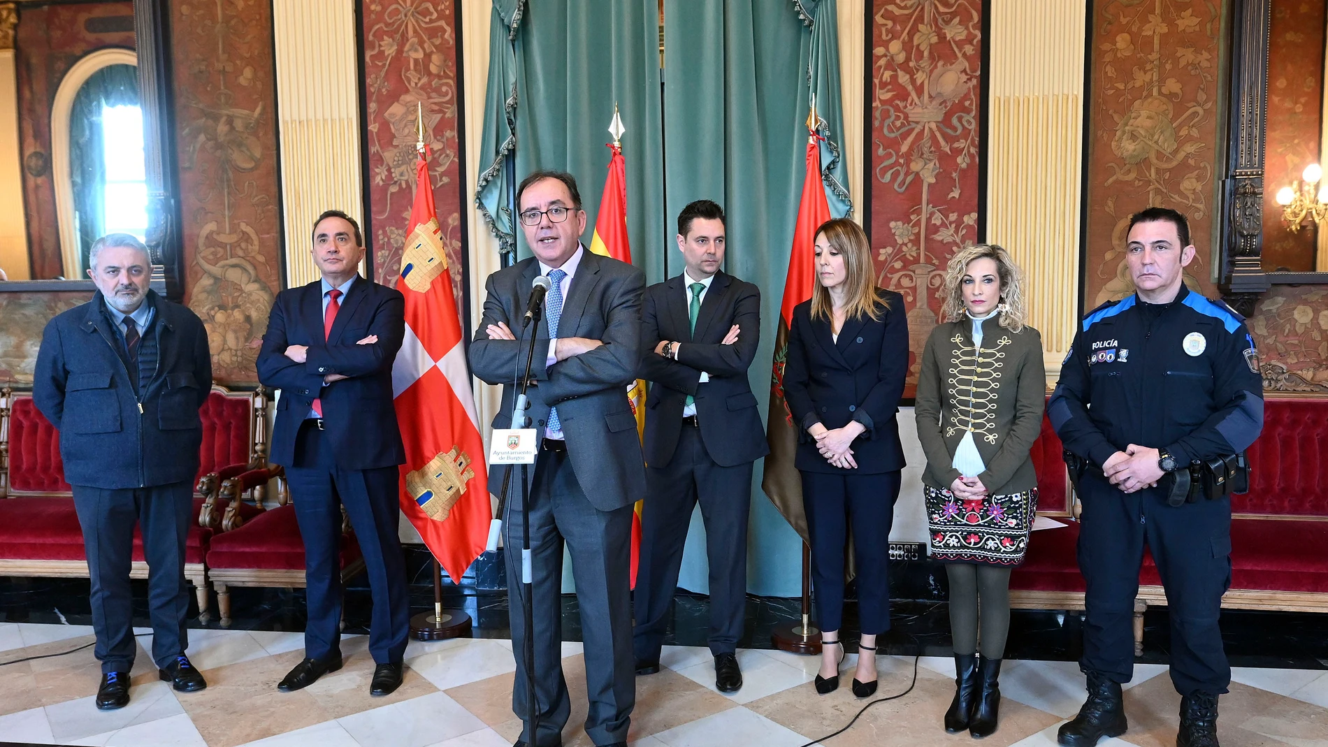 El secretario general de Instituciones Penitenciarias, Ángel Luis Ortiz, el alcalde de Burgos, Daniel de la Rosa, y la directora de la prisión provincial de Burgos, Elena Ramos, comparecen en rueda de prensa para informar sobre el Curso de Formación de Guías Caninos organizado junto al Centro Penitenciario de Burgos