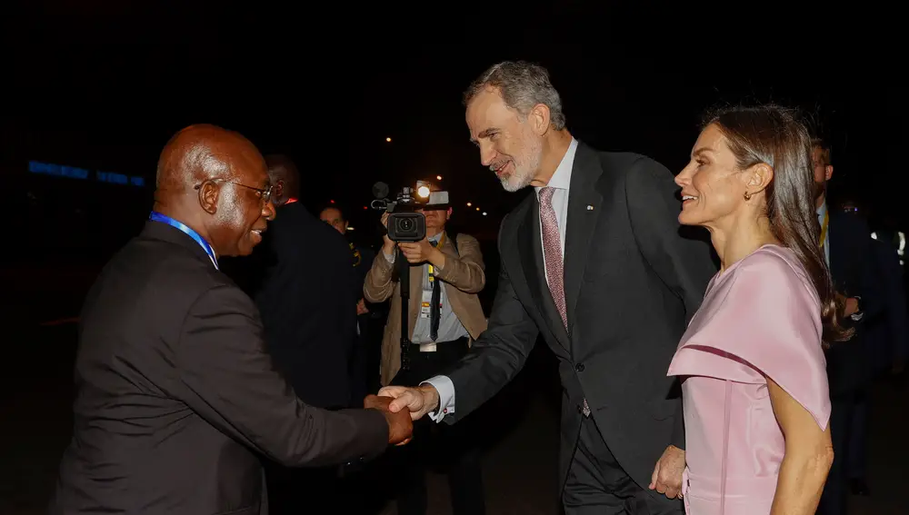Los reyes Felipe y Letizia, recibidos por el ministro de Exteriores angoleño, Téte António (i), a su llegada este lunes a Luanda con motivo de su visita de Estado a Angola, la primera de alto nivel que hacen juntos al África Subsahariana desde que comenzó su reinado en junio de 2014.