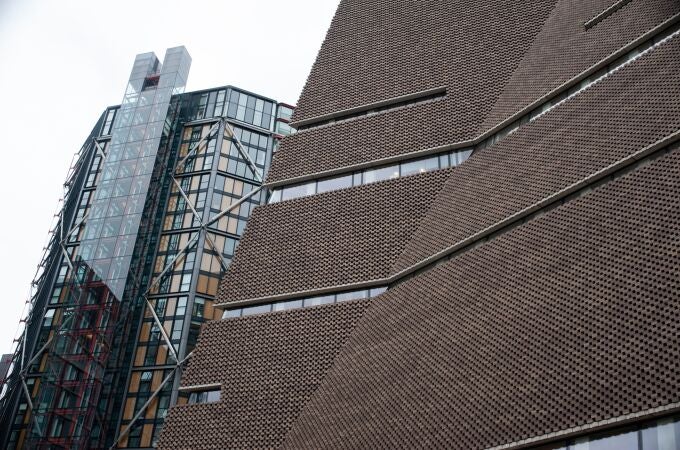 A la izquierda, el edificio de viviendas desde el que se presentó la querella contra la Tate Modern, a la derecha, por invasión de la privacidad