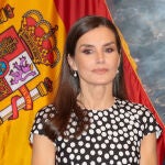 La Reina Letizia sorprende en Angola con el vestido de lunares más flamenco