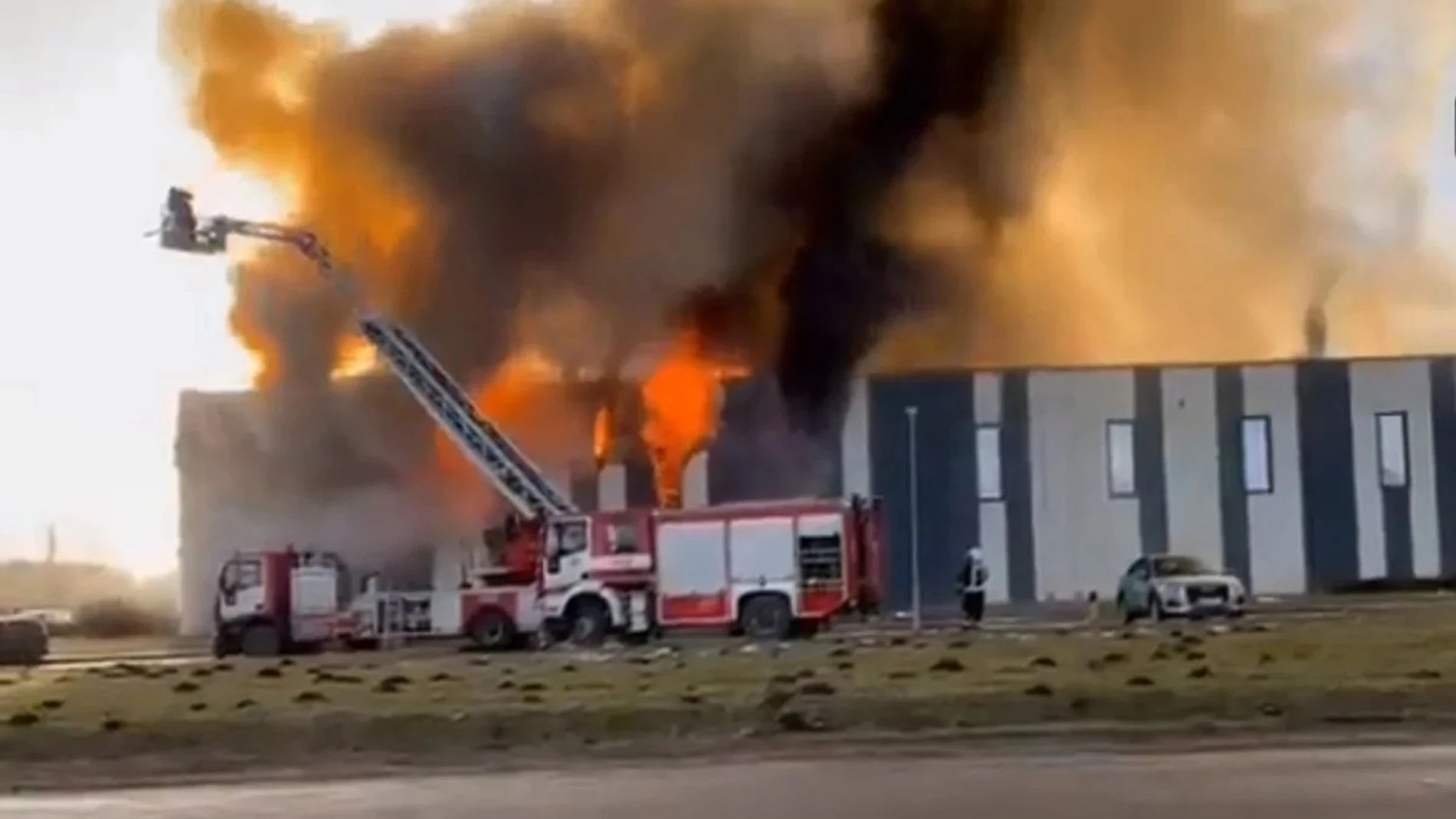 Una fábrica de drones de la compañía estadounidense Edge Autonomy sufre un incendio en las afueras de Riga, Letonia
