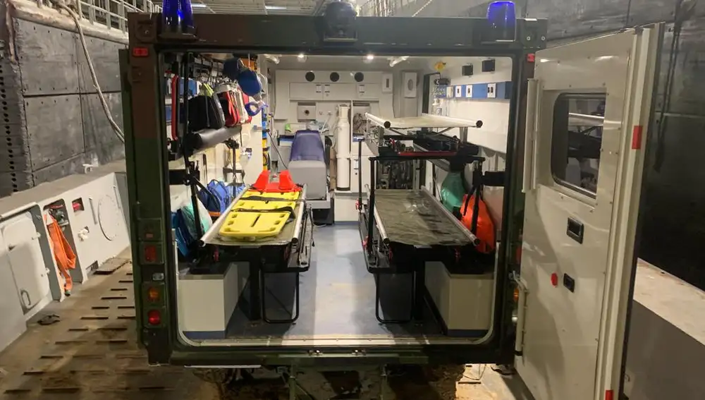 Una de las ambulancias con las que cuentan los buques