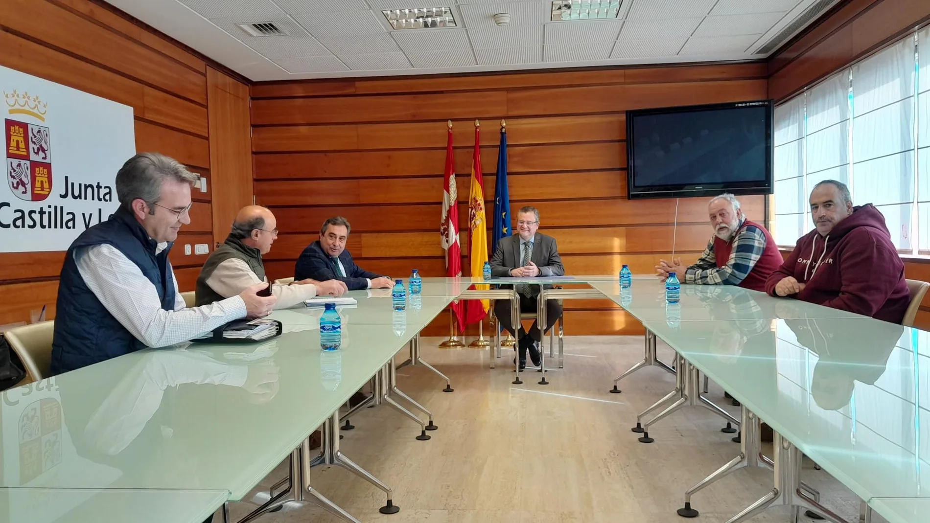 El consejero Gerardo Dueñas durante la reunión con los regantes palentinos