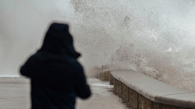 El fuerte oleaje se come las playas y la nieve cae en el noreste de Cataluña