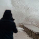 El fuerte oleaje se come las playas y la nieve cae en el noreste de Cataluña