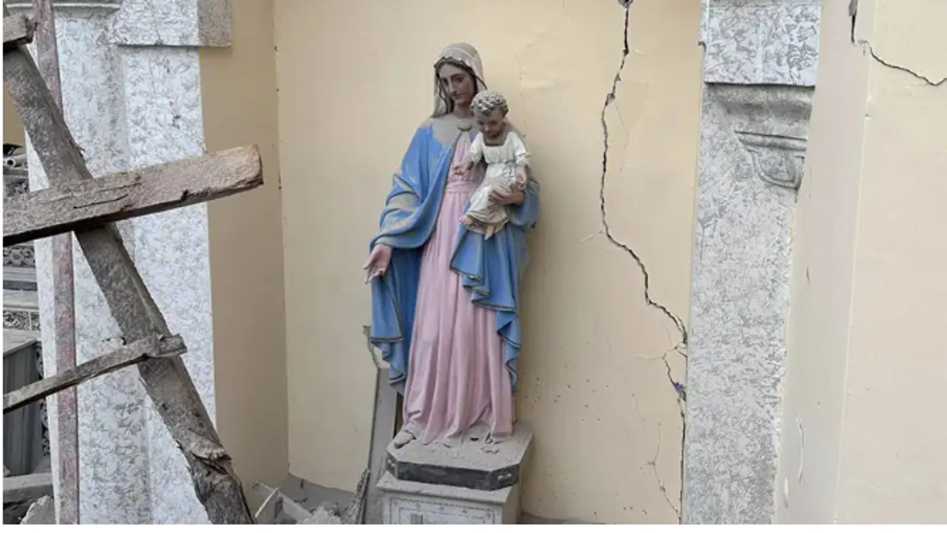 Imagen d ela Virgen María entra las ruinas de la catedral de Alejandreta (facebook)