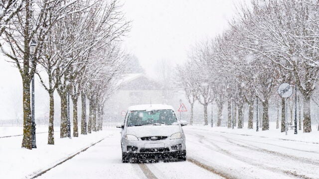 El fuerte oleaje se come las playas y la nieve cae en el noreste de Cataluña