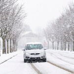 El fuerte oleaje se come las playas y la nieve cae en el noreste de Cataluña