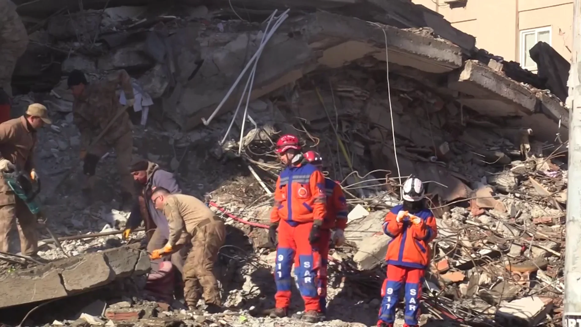 Milagros entre los escombros tras rescatar a varios supervivientes de los terremotos