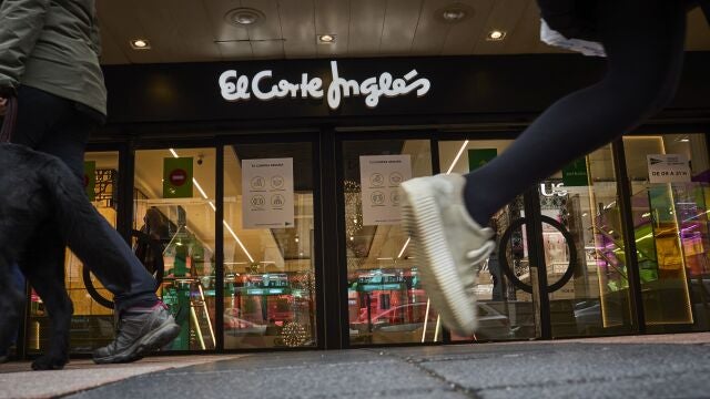 Puertas de un centro comercial El Corte Inglés