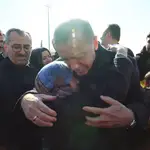El presidente turco, Recep Tayyip Erdogan abraza a una mujer en la devastada ciudad de Kahramanmaras