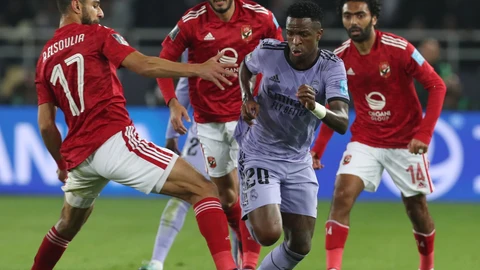 Vinicius trata de progresar con el balón en la semifinal del Mundial de Clubes