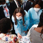 Visita de la reina Letizia de España a una maternidad en Angola