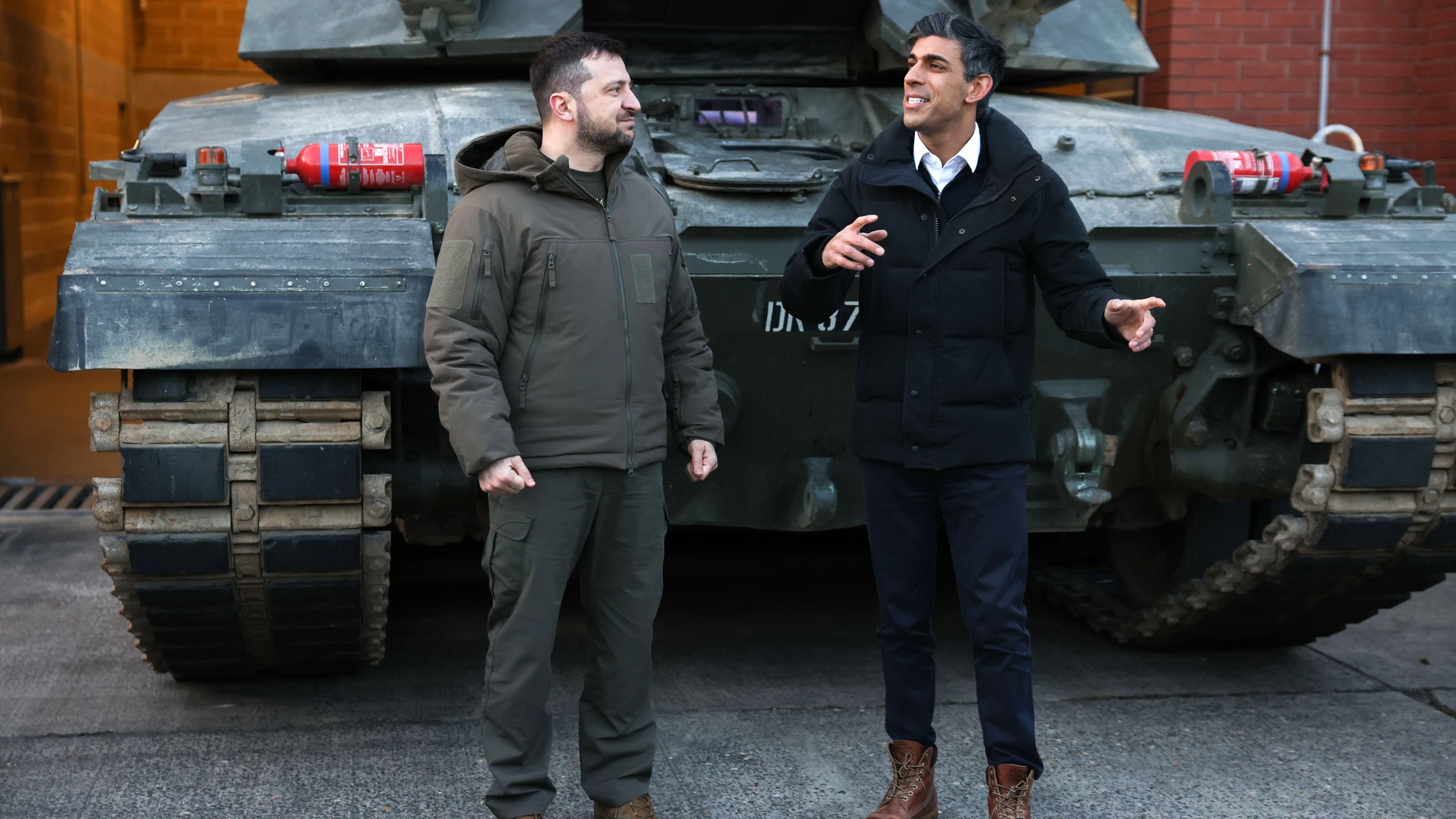 Lulworth Camp (United Kingdom), 08/02/2023.- Ukraine's President Volodymyr Zelensky (L) and British prime minister Rishi Sunak (R) meet with tank crews from Ukraine's armed forces being trained to use a Challenger 2 main battle tank by members of British Army in Lulworth Camp in Lulworth Camp, Britain, 08 February 2023. UK forces trained 10,000 Ukrainian troops in 2022 and aims to assist at least 20,000 more this year, Sunak said in Parliament. (Ucrania, Reino Unido) EFE/EPA/HOLLIE ADAMS / POOL 
