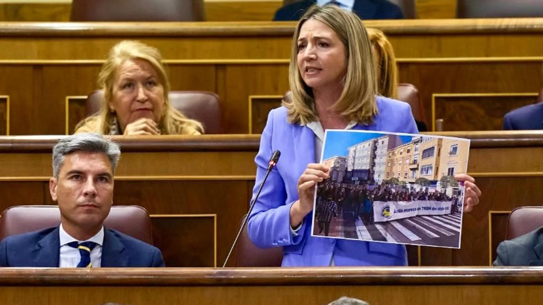 Alicia García echa en cara a Sánchez el contrato de 31 trenes que no caben por los túneles de Asturias y Cantabria