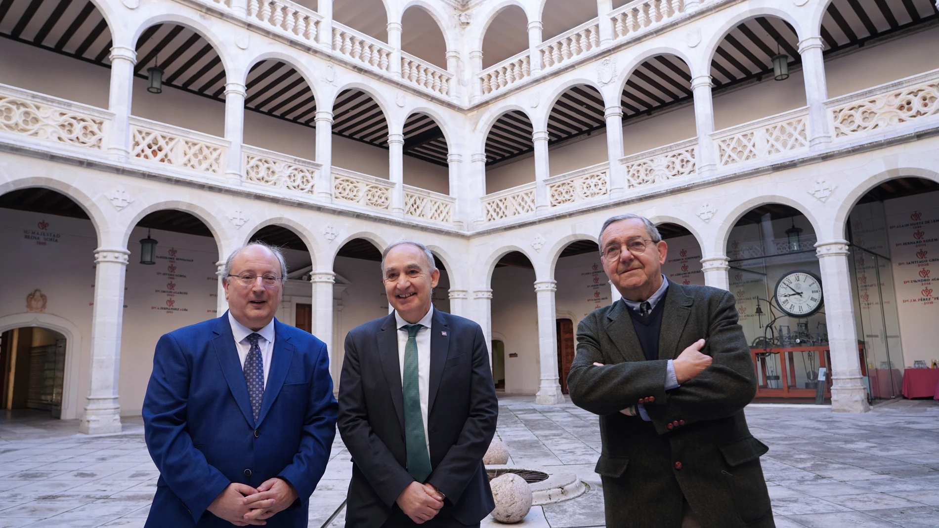 El presidente del Consejo Económico y Social (CES), Enrique Cabero; el rector de la Universidad de Valladolid, Antonio Largo; y el catedrático de Economía Aplicada de la UVa, José Luis Rojo, inauguran el seminario ‘Situación Económica y Social de Castilla y León: Agricultura, Ganadería y Medio Ambiente’