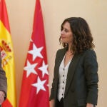 La presidenta de Madrid, Isabel Díaz Ayuso, y el el presidente del Ilustre Colegio Oficial de Médicos de Madrid, Manuel Martínez-Sellés, en la Real Casa de Correos