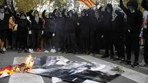 La Policía Nacional detiene a miembros de la CUP por quemar ejemplares de la Constitución