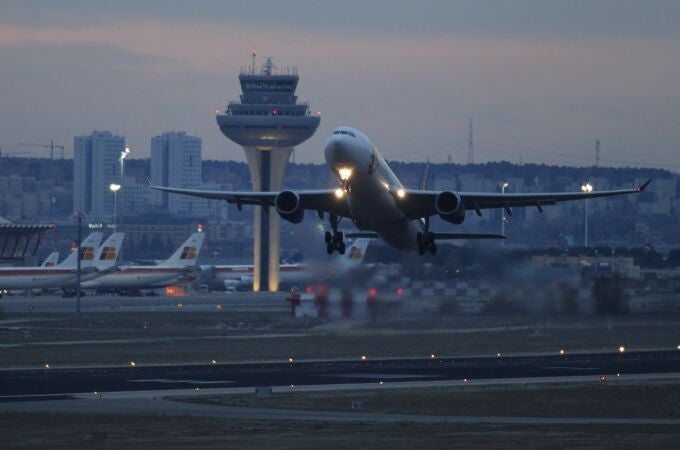 Avión despegando en un aeropuerto