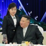 El dictador norcoreano, Kim Jong Un, junto a su hija Kim Jue Ae
