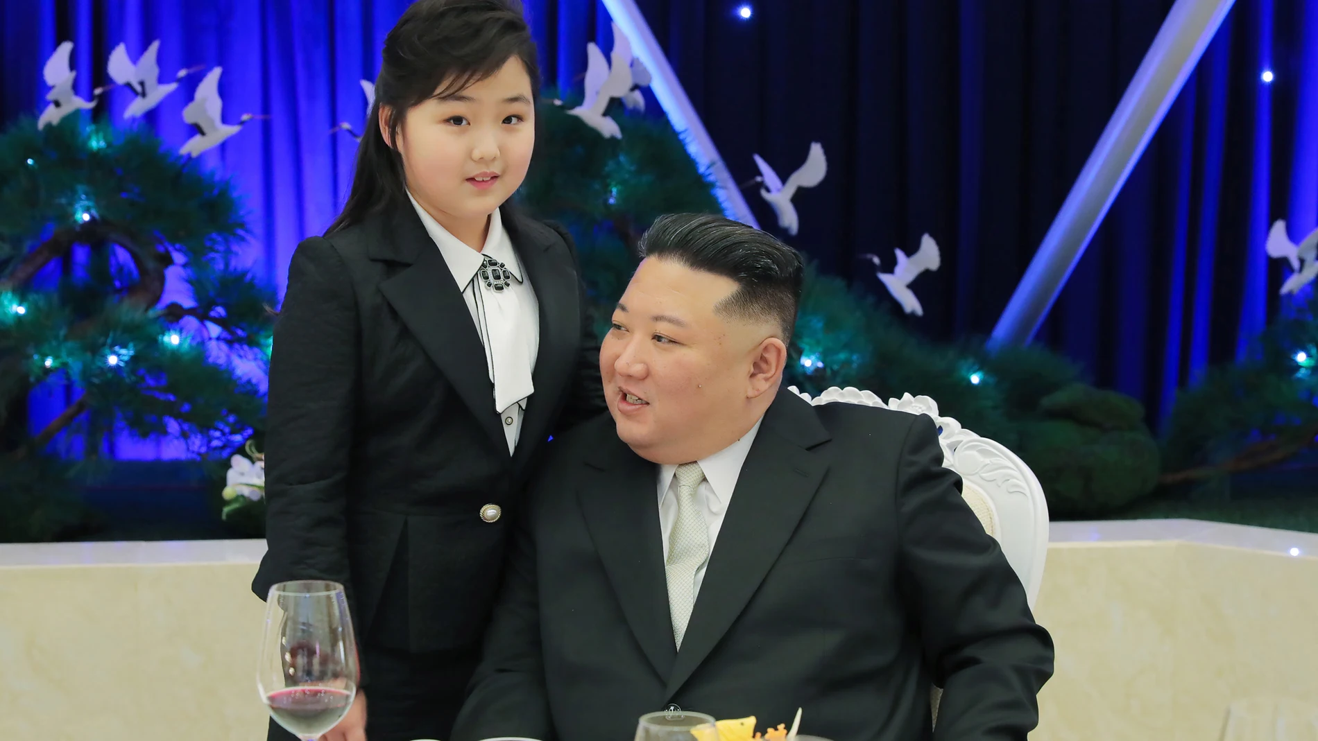 Pyongyang (Korea, Democratic People''s Republic Of), 07/02/2023.- A photo released by the official North Korean Central News Agency (KCNA) shows North Korean leader Kim Jong-un (R), and his daughter Kim Jue-ae (L) attending a banquet celebrating the 75th founding anniversary of the Korean People'Äôs Army (KPA) during a visit to lodging quarters of KPA General Officers in Pyongyang, North Korea, 07 February 2023 (issued 08 February 2023). North Korea will celebrate the 75th founding anniversary of the KPA on 08 February 2023. EFE/EPA/KCNA EDITORIAL USE ONLY