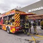 Bomberos llegan al centro comercial para sofocar el incendio