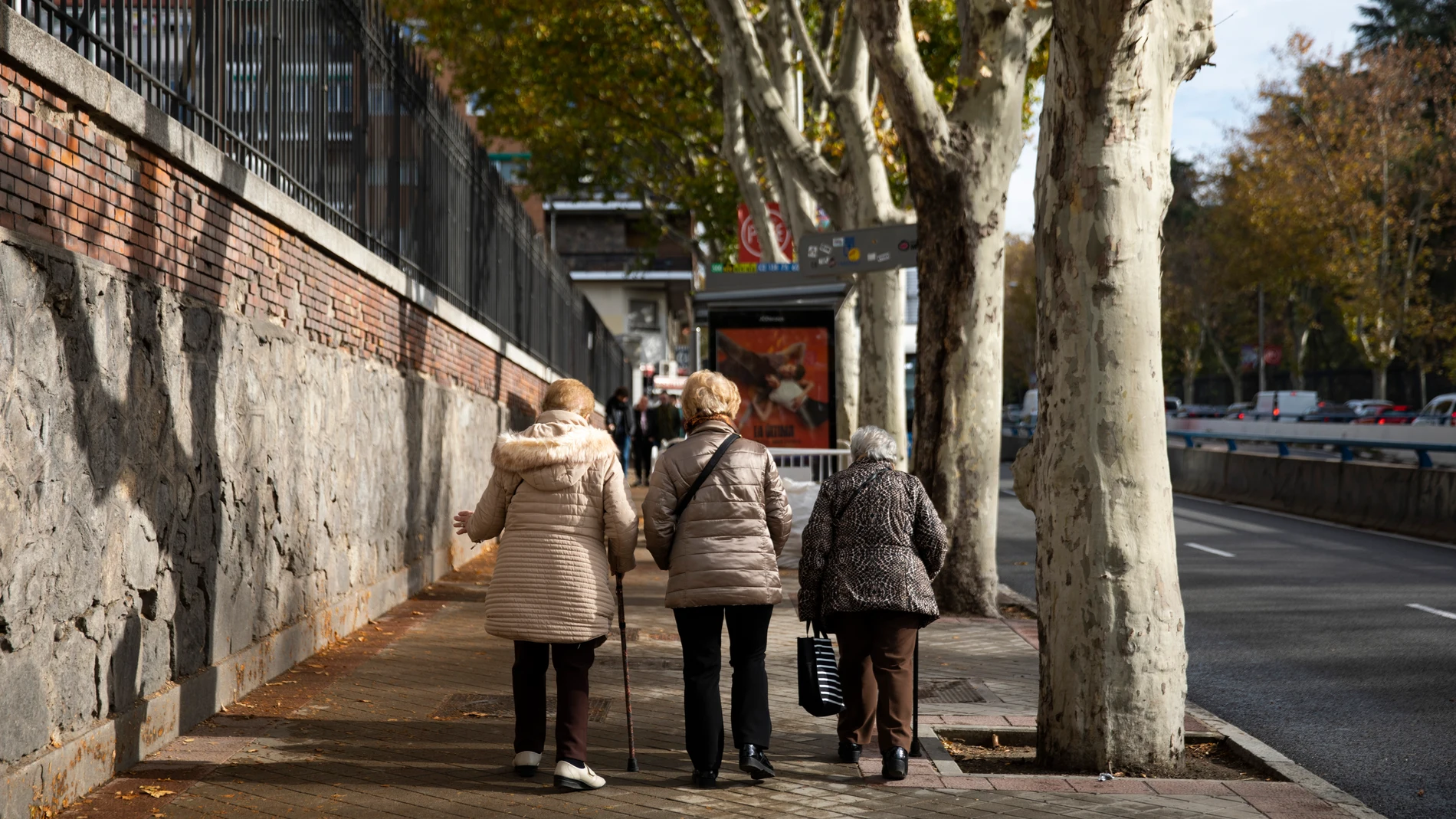 Tres mujeres pasean por el centro de Madrid