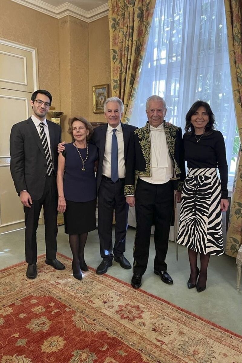 El Nobel hispano-peruano Mario Vargas Llosa posa junto a su hijo Álvaro Vargas-Llosa (c), su exmujer Patricia Llosa (2i) este jueves, momentos antes de convertirse en el primer escritor en español en ingresar a la Academia Francesa. El sillón número 18 de la Academia Francesa será, desde hoy, el primero en dar asiento a un autor que siempre escribió en español en la institución fundada en 1635 por el cardenal Richelieu. 