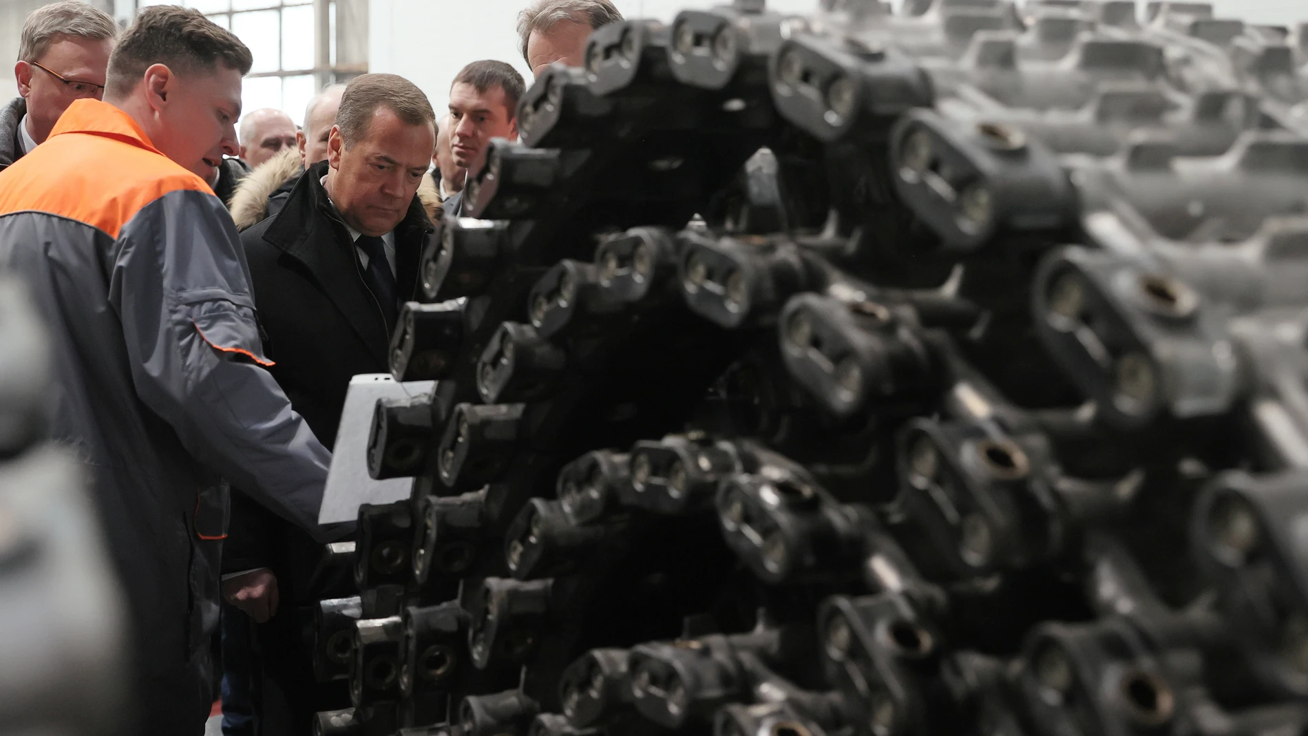 Omsk (Russian Federation), 08/02/2023.- Deputy head of Russia's Security Council Dmitry Medvedev (C) visits Omsk transport machine factory, in Omsk, Russia, 09 February 2023. (Rusia) EFE/EPA/EKATERINA SHTUKINA / SPUTNIK POOL MANDATORY CREDIT