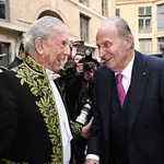 Don Juan Carlos I derrocha complicidad con Vargas Llosa en París