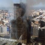 Vista aérea del corazón financiero de Madrid con el edificio Windsor todavía humeante tras ser arrasado por un incendio 