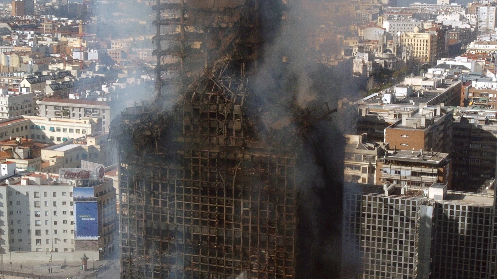 Vista aérea del corazón financiero de Madrid con el edificio Windsor todavía humeante tras ser arrasado por un incendio