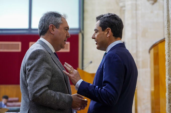 Juanma Moreno y Juan Espadas en el Parlamento de Andalucía