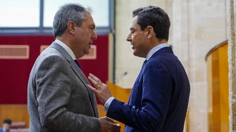 Juanma Moreno y Juan Espadas en el Parlamento de Andalucía