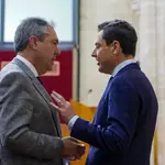 Juanma Moreno y Juan Espadas en el Parlamento de Andalucía