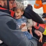 Efectivos de la UME en Turquía rescatan con vida a dos niños y a su madre 