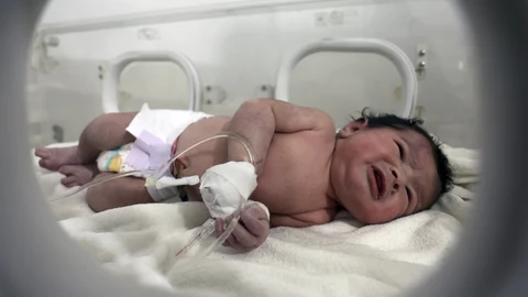 Una bebé recién nacida tras el terremoto de Siria
