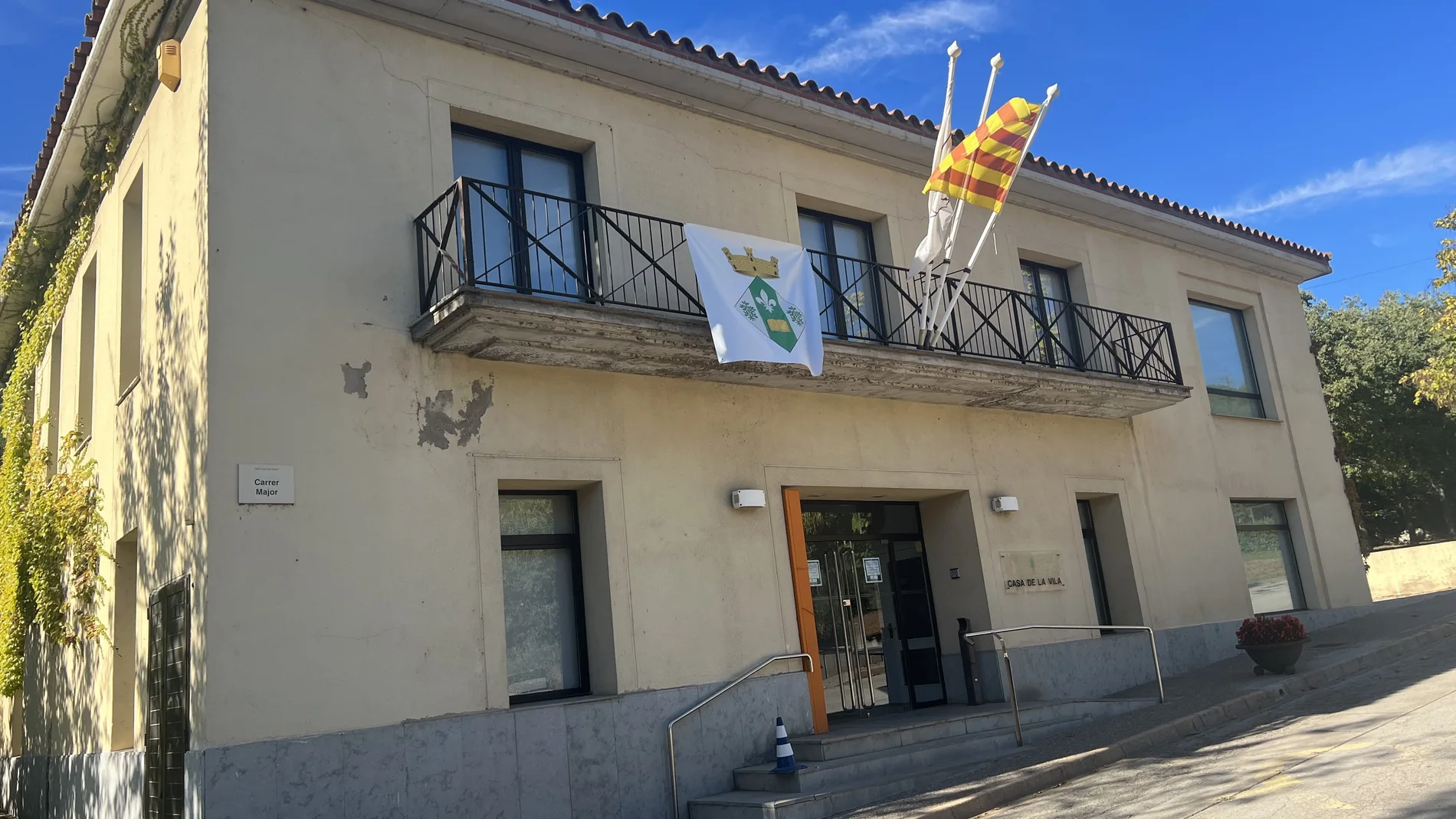 El Ayuntamiento de Sant Julià de Ramis, sin la bandera española
