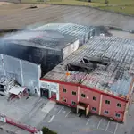 Aspecto de la fábrica de cascajares en Dueñas arrasada por las llamas