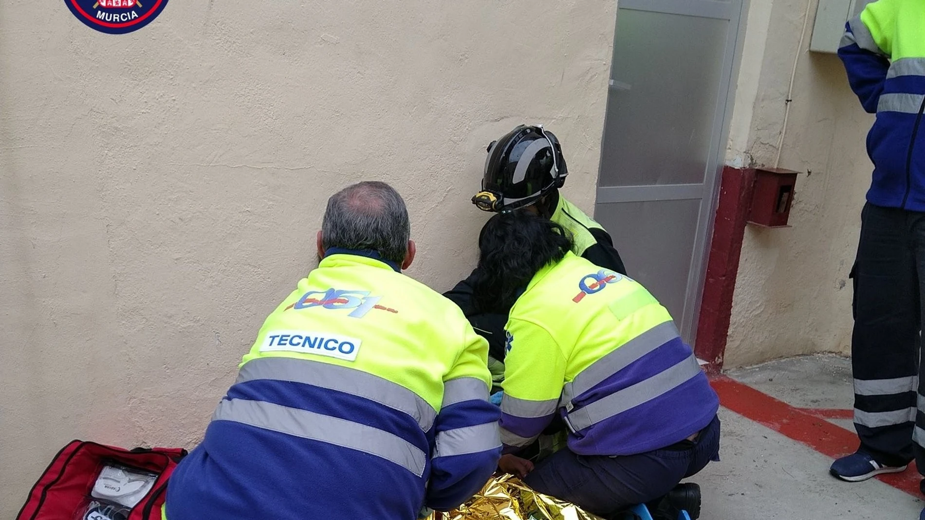 Un joven se fractura el pie tras caer 4 metros en plena calle de Murcia