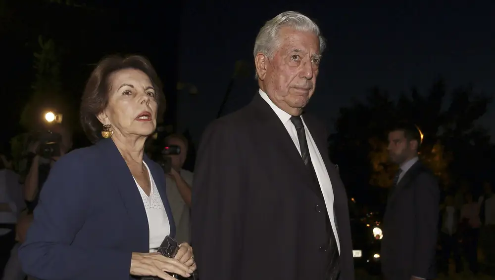 El escritor Mario Vargas Llosa y su mujer, Patricia, durante su visita al tanatorio San Isidro de Madrid donde se encuentra instalada la capilla ardiente del exministro Miguel Boyer, fallecido este mediodía a los 75 años.